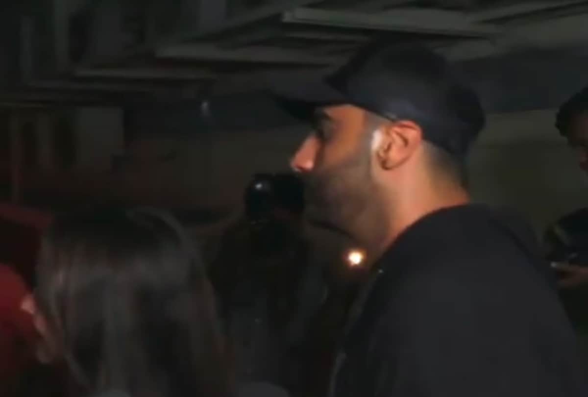 arjun kapoor protect to malaika arora during indias most wanted screening