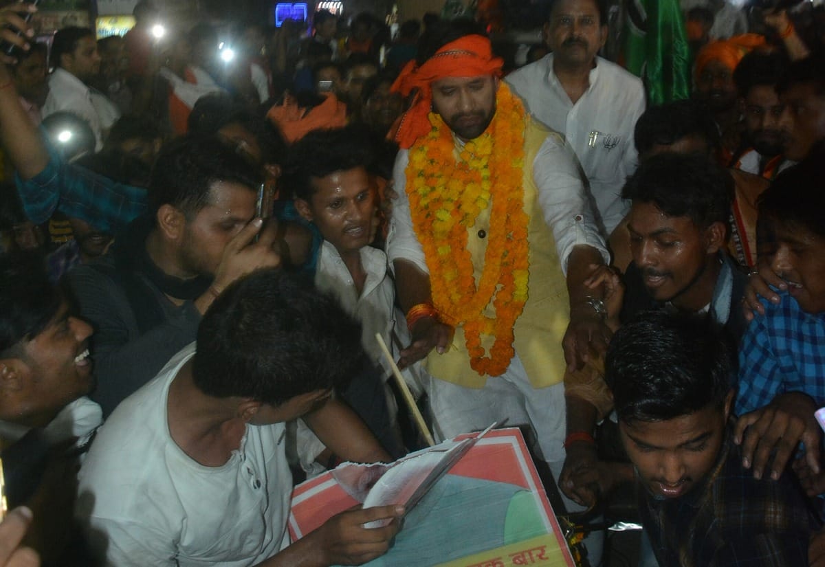 Lok sabha election 2019 nirahua in varanasi with rickshaw BJP