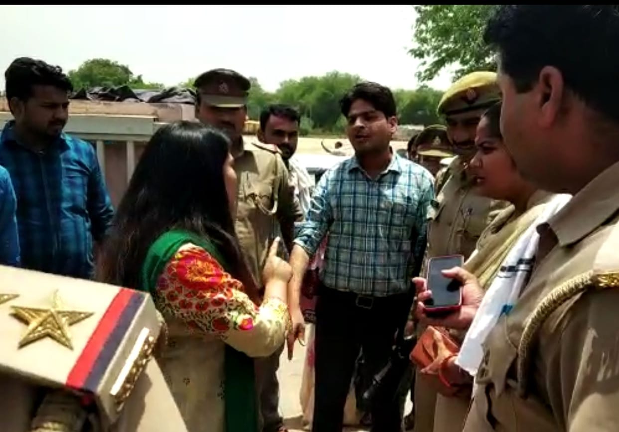 ट्रामा सेंटर में चिकित्सक की पत्नी का हंगामा,