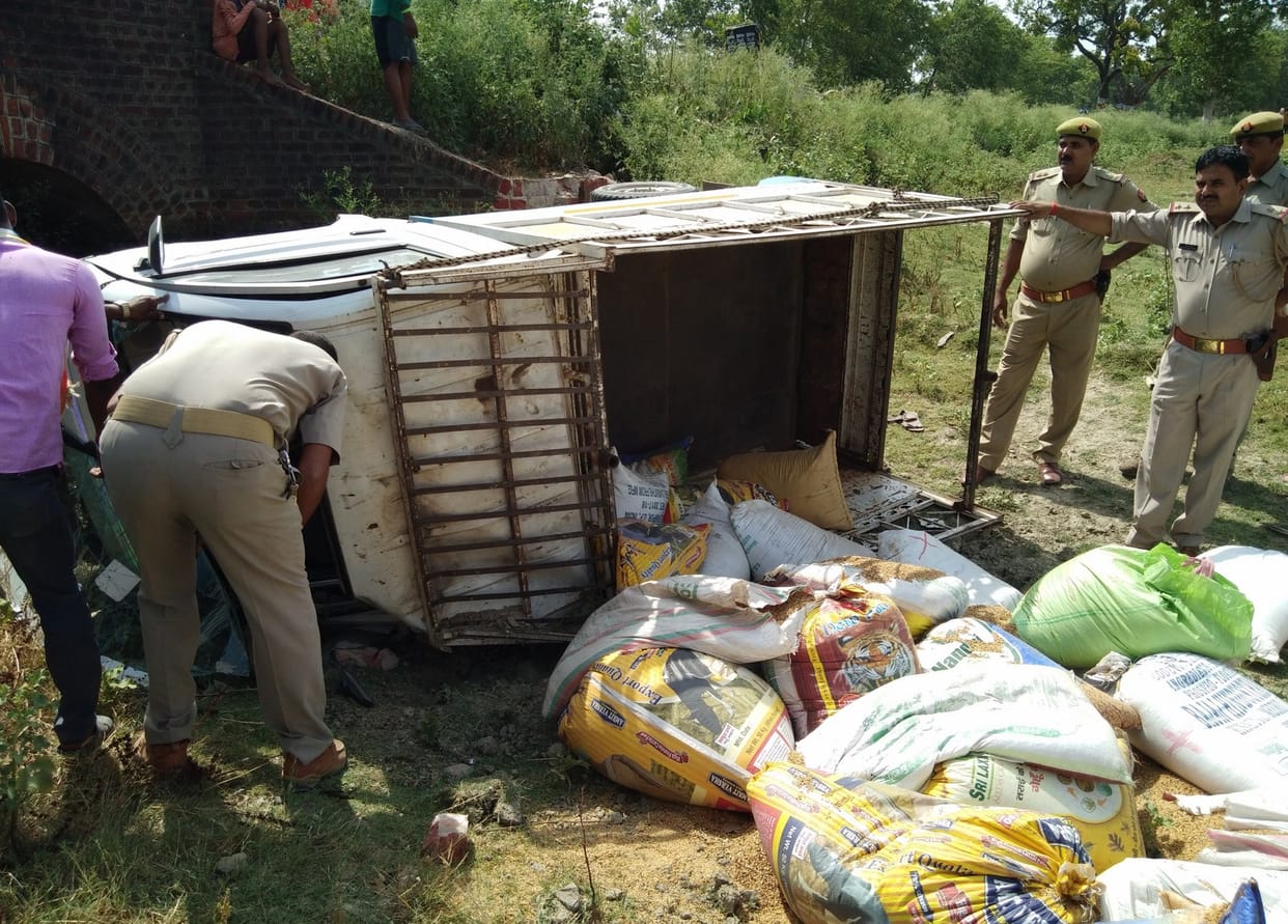 बेकाबू पिकअप पलटी, एक की मौत, दो जख्मी