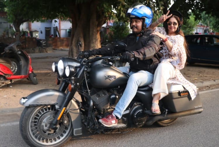 Lok sabha elections 2019, Kirron kher election Campaign on bike in chandigarh
