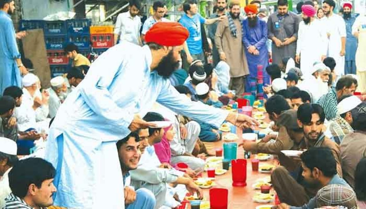 Pakistan : A Sikh person is giving discount to Muslims in month of Ramzan in peshawar