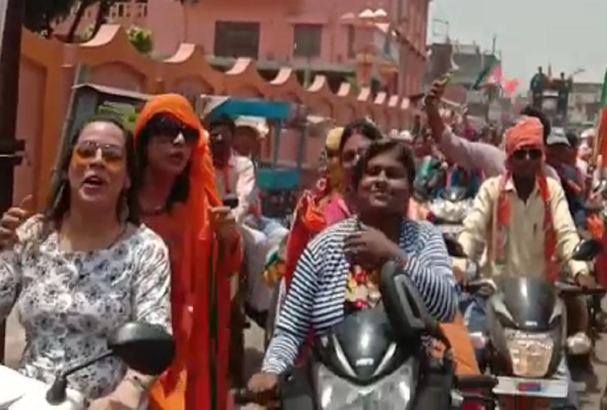 lok sabha elections 2019 BJP Scooty rally in Gorakhpur Smriti Irani drove Scooty