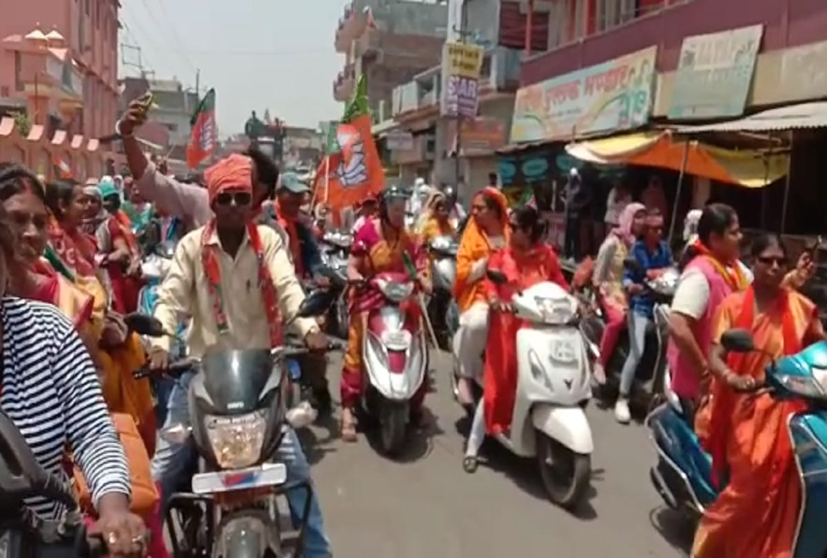 lok sabha elections 2019 BJP Scooty rally in Gorakhpur Smriti Irani drove Scooty