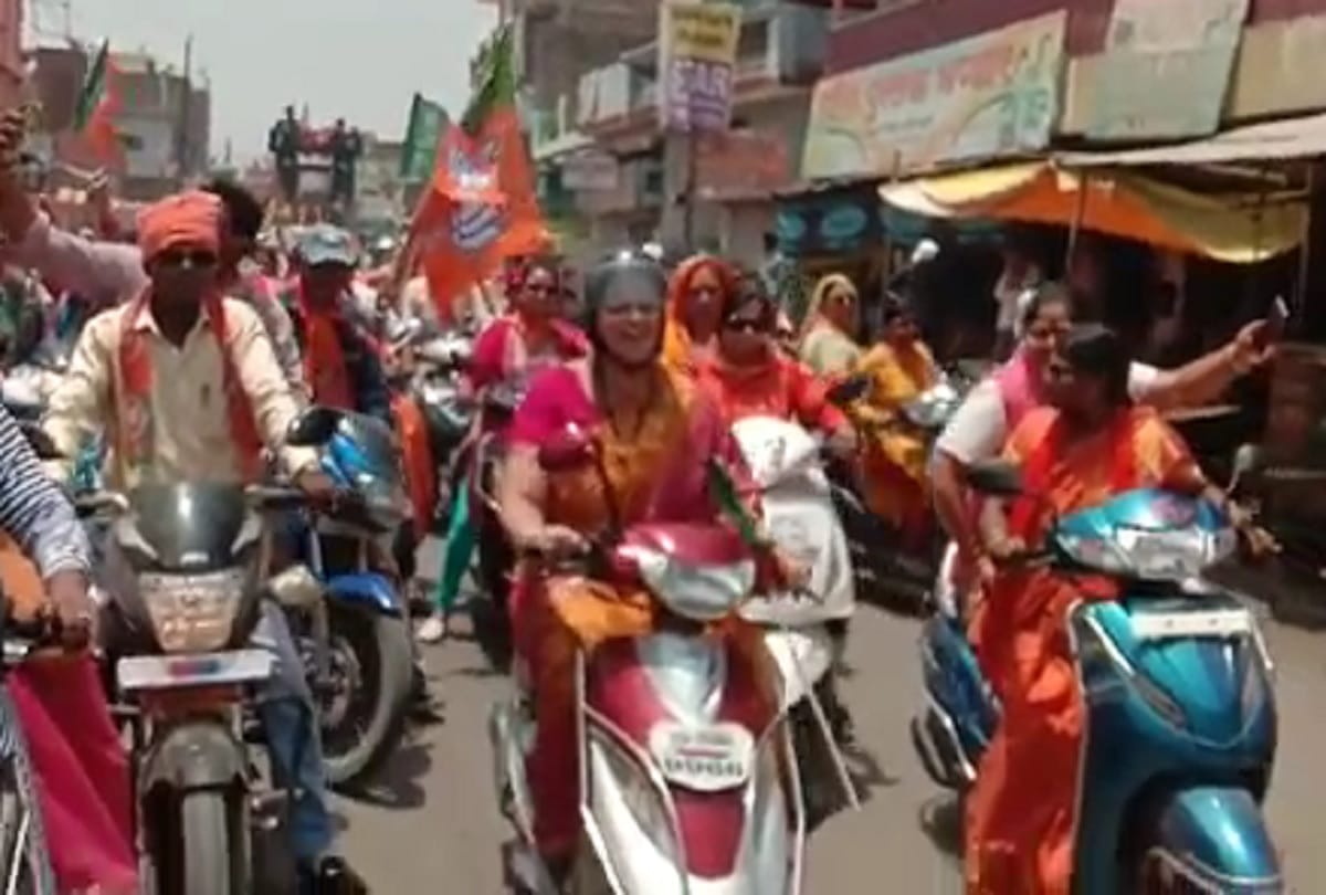 lok sabha elections 2019 BJP Scooty rally in Gorakhpur Smriti Irani drove Scooty