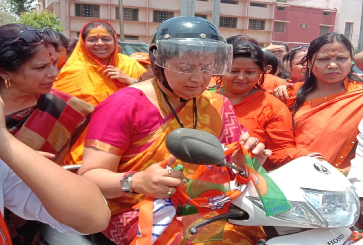lok sabha elections 2019 BJP Scooty rally in Gorakhpur Smriti Irani drove Scooty