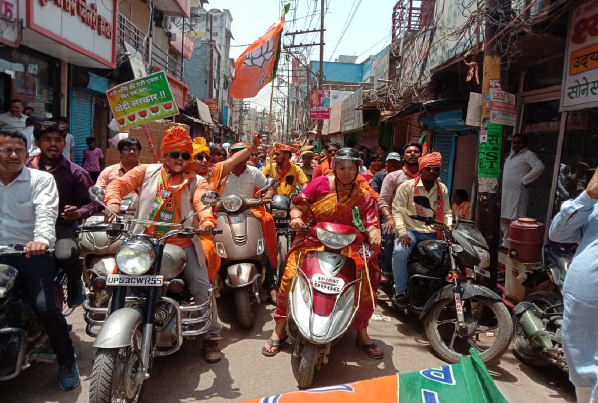 lok sabha elections 2019 BJP Scooty rally in Gorakhpur Smriti Irani drove Scooty