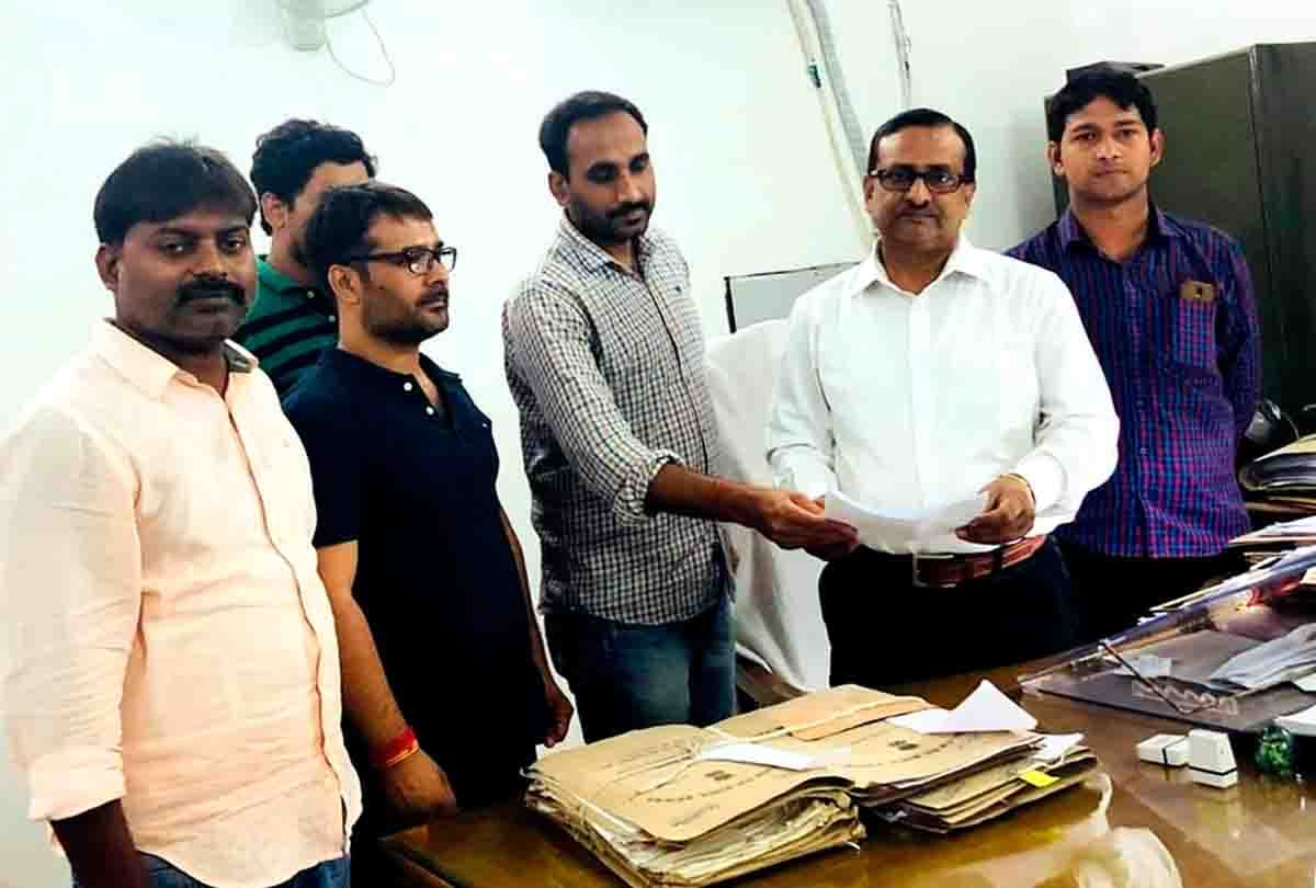 Students protested before UPPSC, given two thousands marksheet for postponing the main exam.