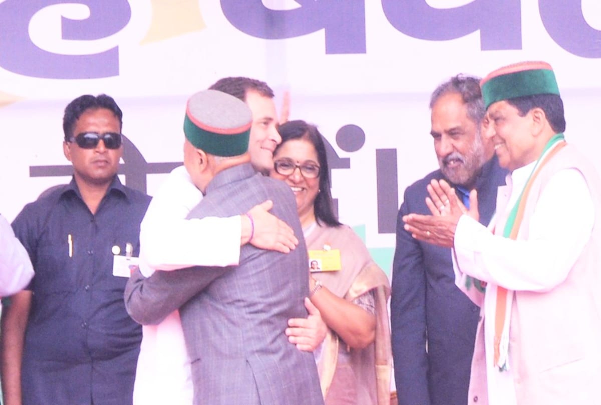 lok sabha election 2019: rahul gandhi Hugged virbhadra singh in solan rally