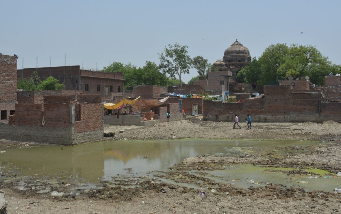 बारिश आते ही यहां के बाशिंदों की बढ़ जाती धड़कन