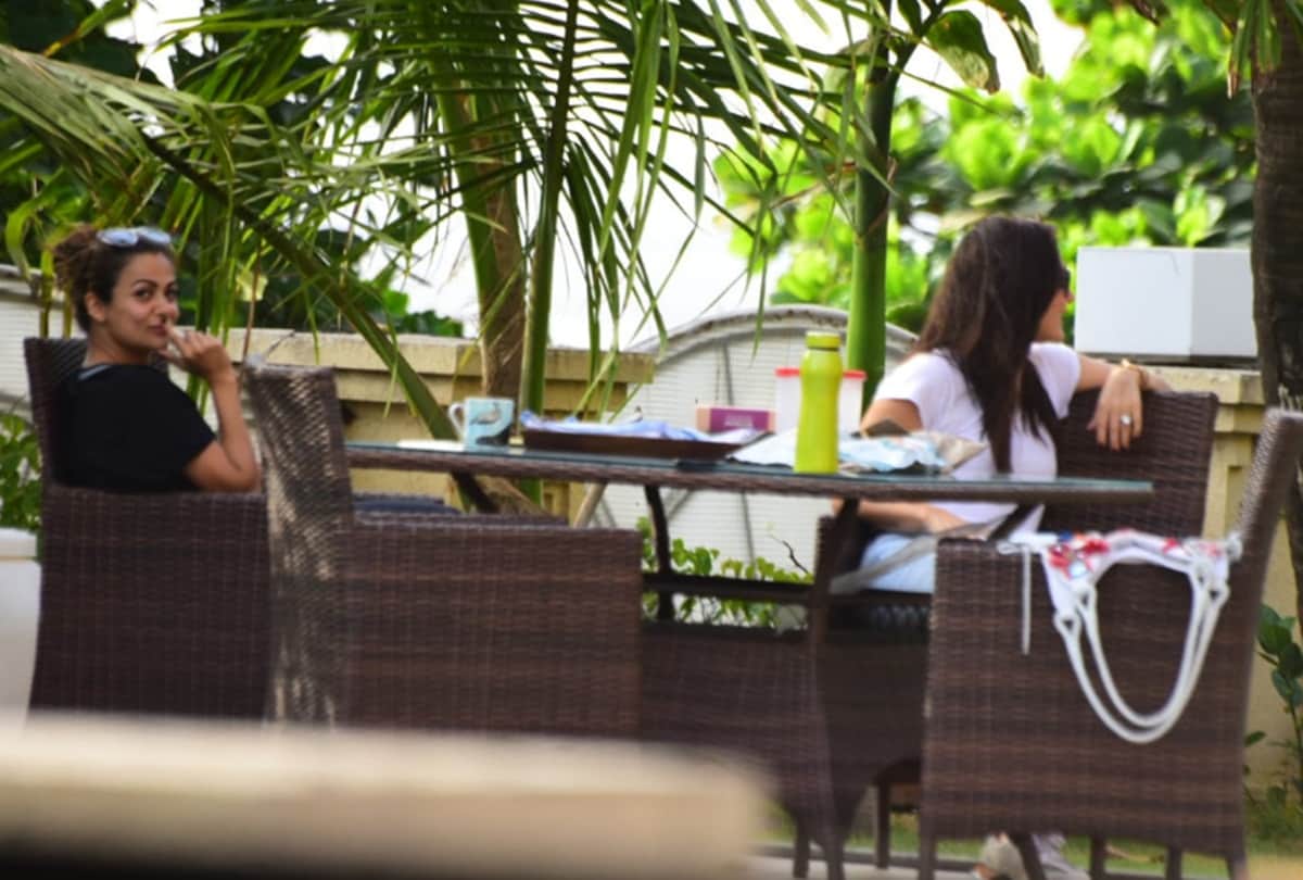 Kareena kapoor and her bestie Malaika Arora were spotted at Amrita Arora house with Taimur