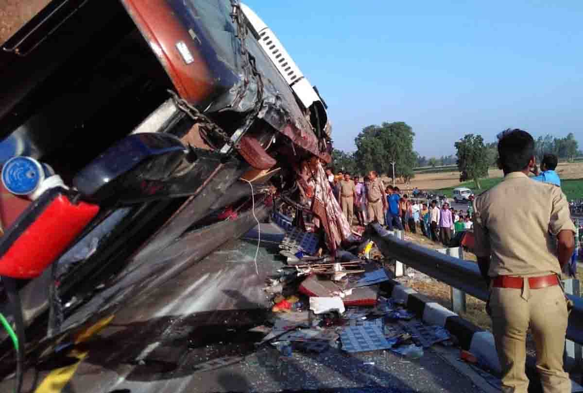 agra lucknow expressway bus accident