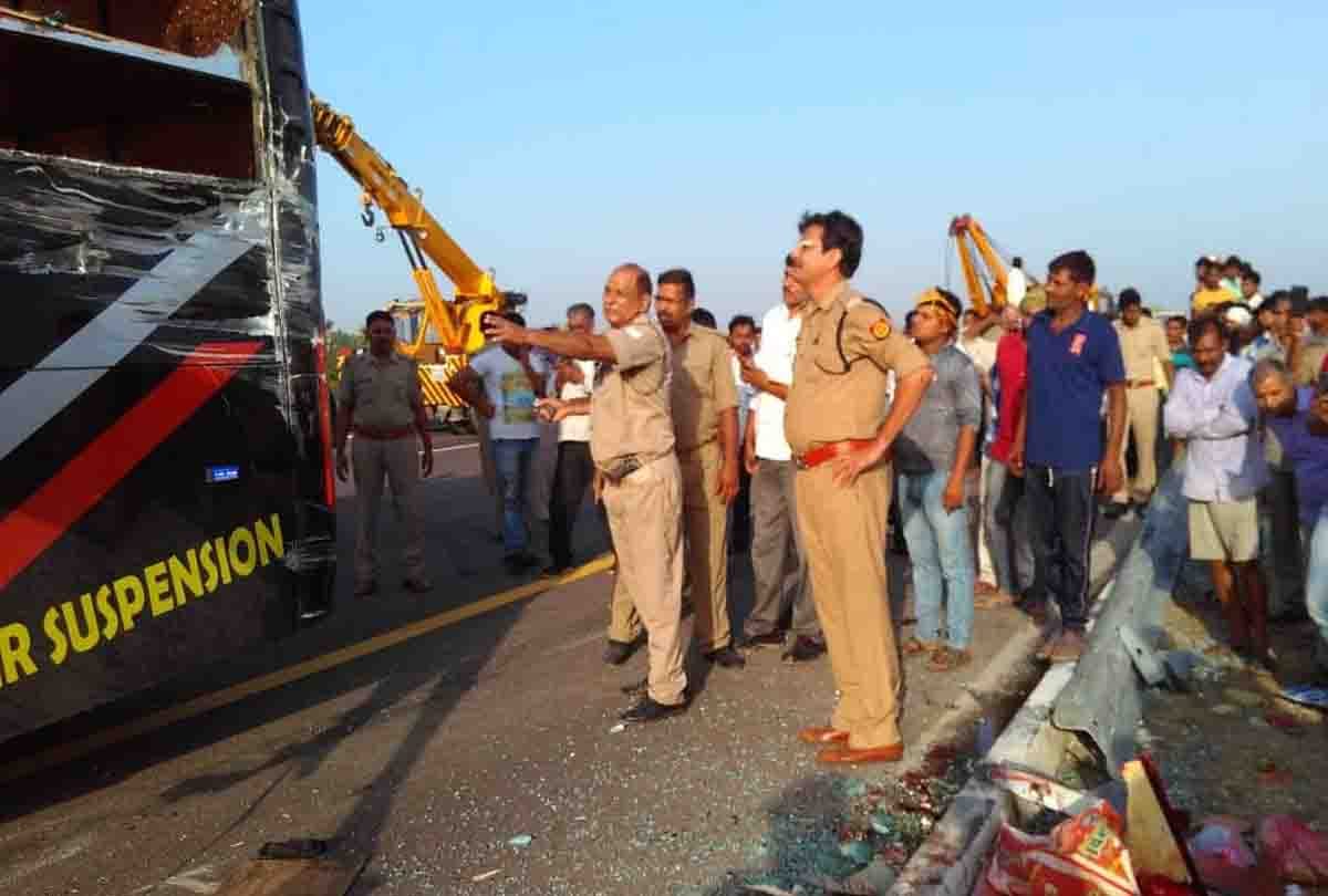 agra lucknow expressway bus accident