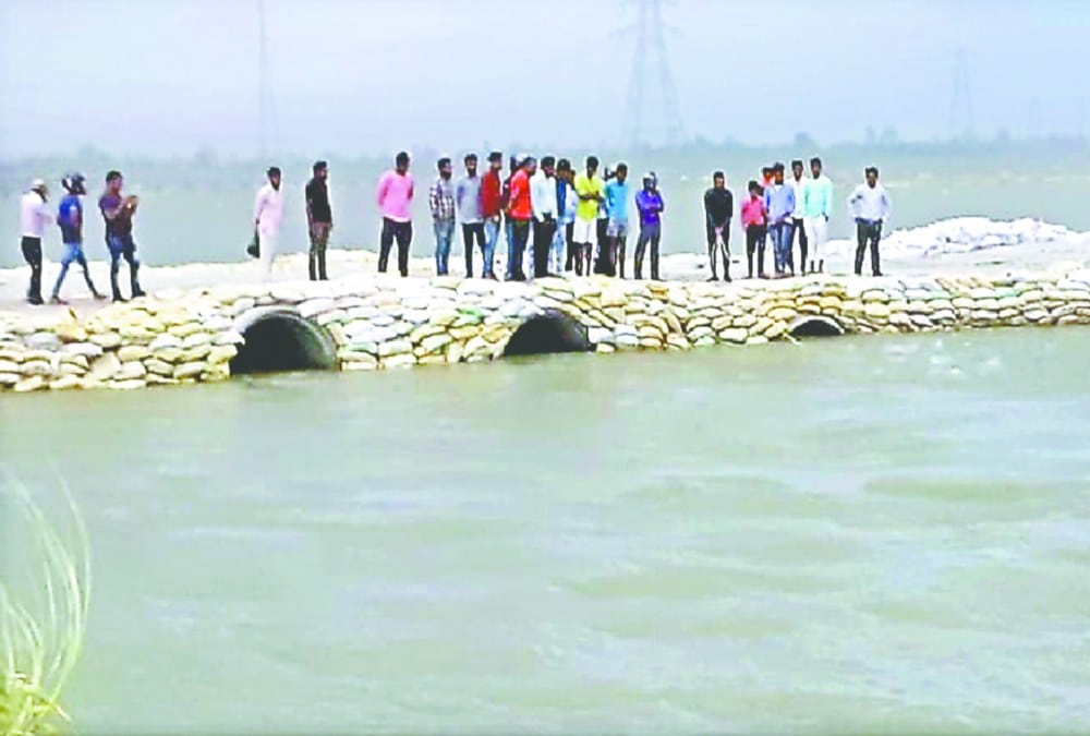 Farrukhabad: Farmers immersed in Ganga while taking bath, divers are searching