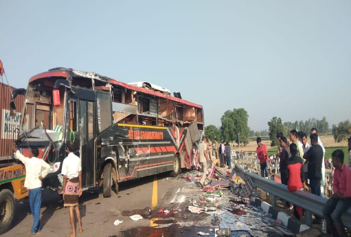 Unnao: bus rammed into a tractor trolley on Lucknow-Agra expressway