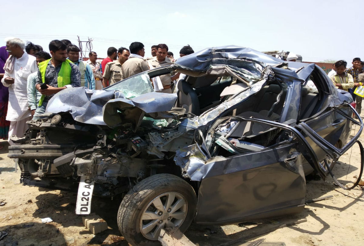 two dies in road accident on agra delhi highway