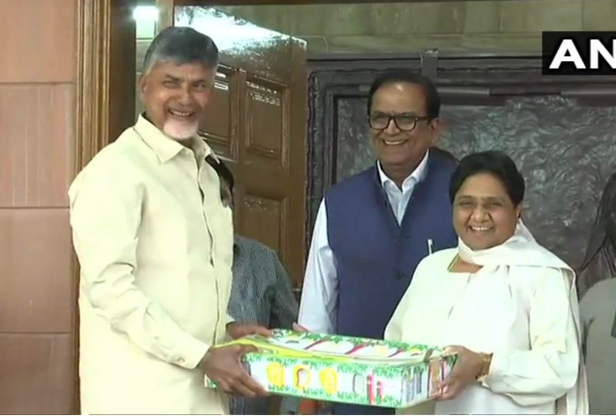 Lok Sabha Chunav Result 2019: Chandrababu Naidu meets with Akhilesh Yadav and Mayawati.