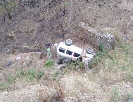 Tata Sumo ditch collapses, five injured