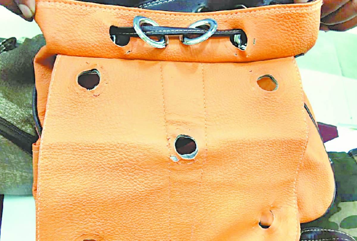 lady smuggler caught with 23.42 gold at amaui airport