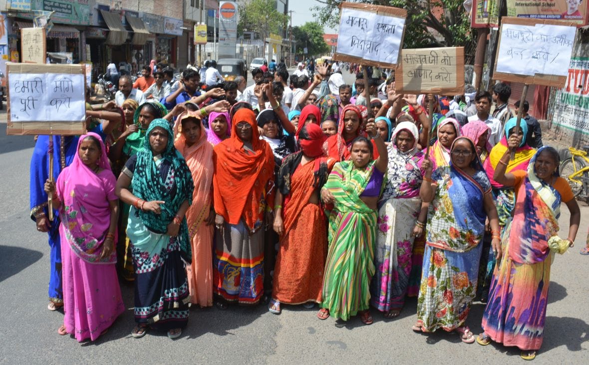 श्रमिक नेताओं की गिरफ्तारी के विरोध में महिलाओं ने निकाला जुलूस