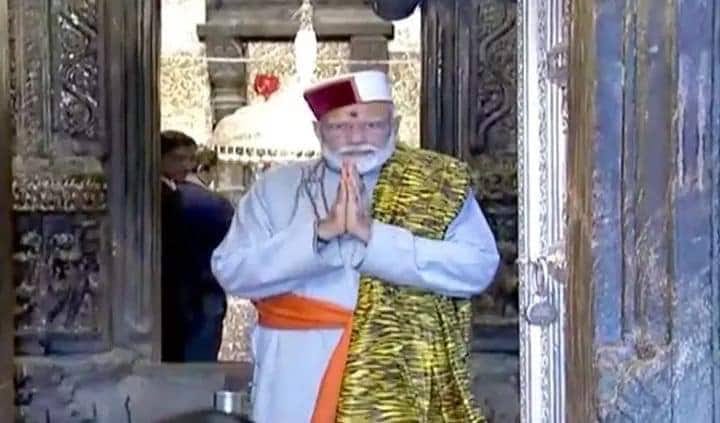 PM Narendra Modi Got victory blessings from pujari in kedarnath dham 