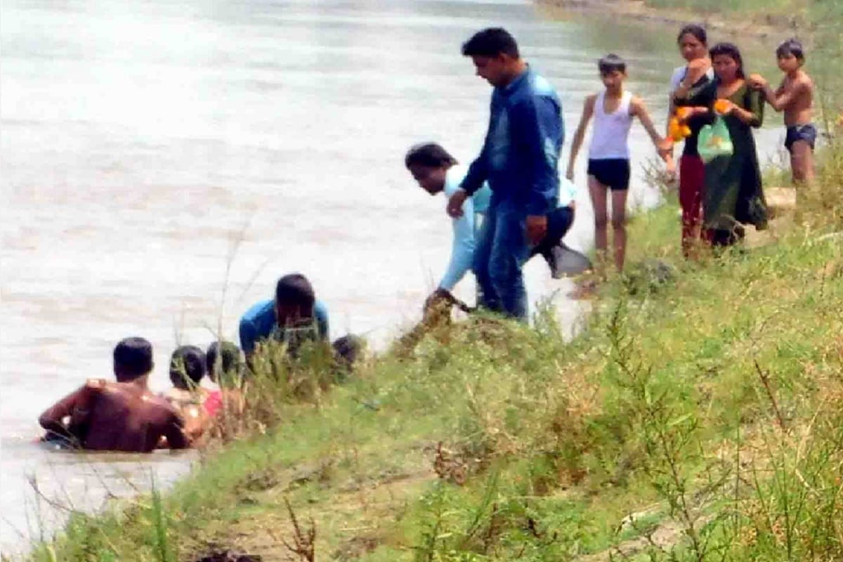 Due to the save of mother daughters, death of young man, they went to take a bath on Buddha Purnima