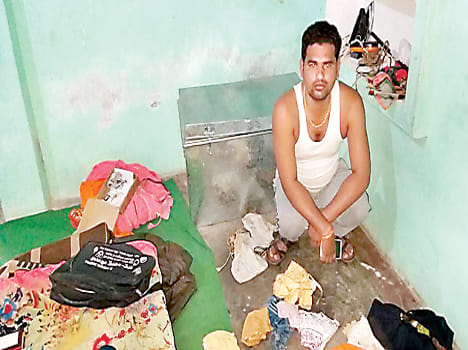 Thieves robbed four lakh including cash and jewelery