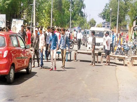 Mahoba: Ordali in front of SDMA office suicides hanging from fan