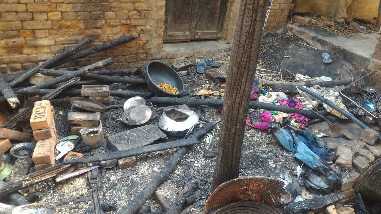 झोपड़ी में लगी आग, लाखों का सामान जला