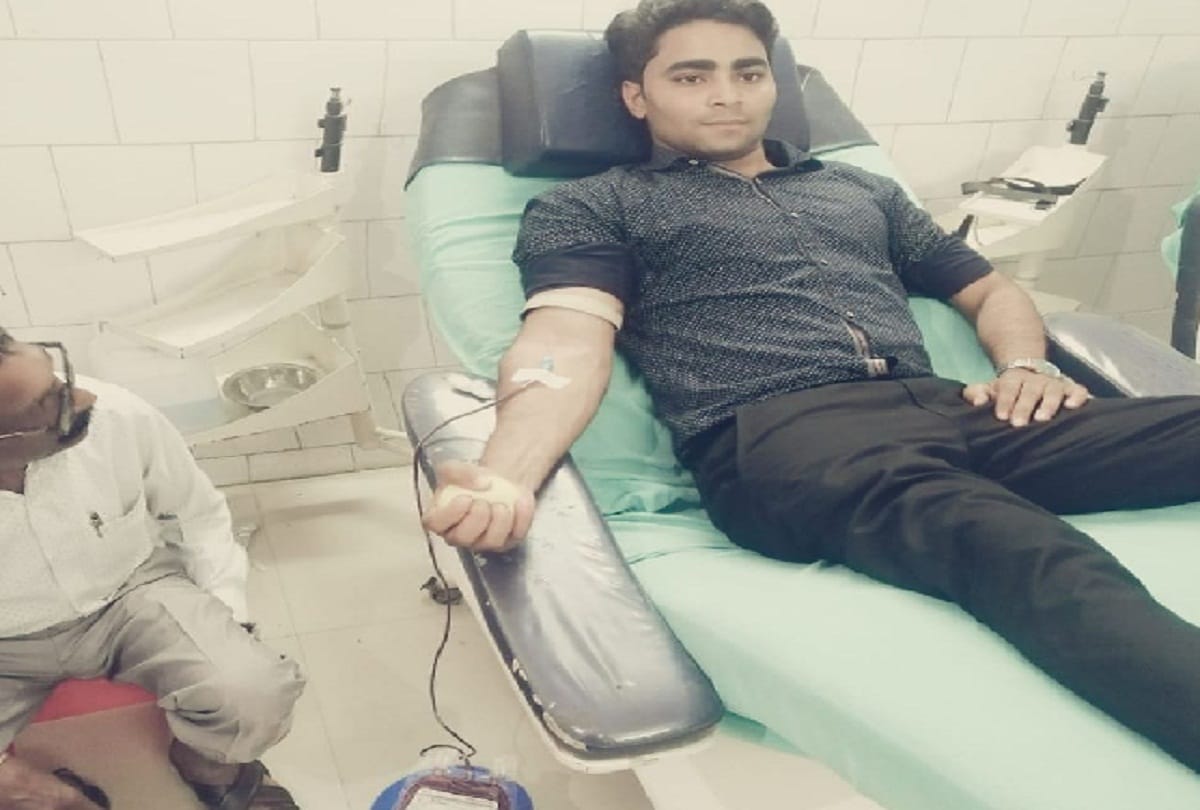 mohammad Azam did blood donation in roza to save life in moradabad