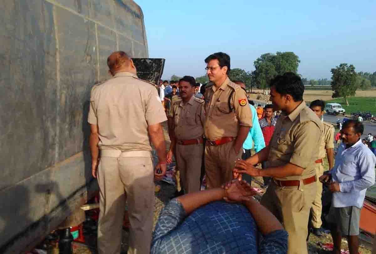 agra lucknow expressway bus accident