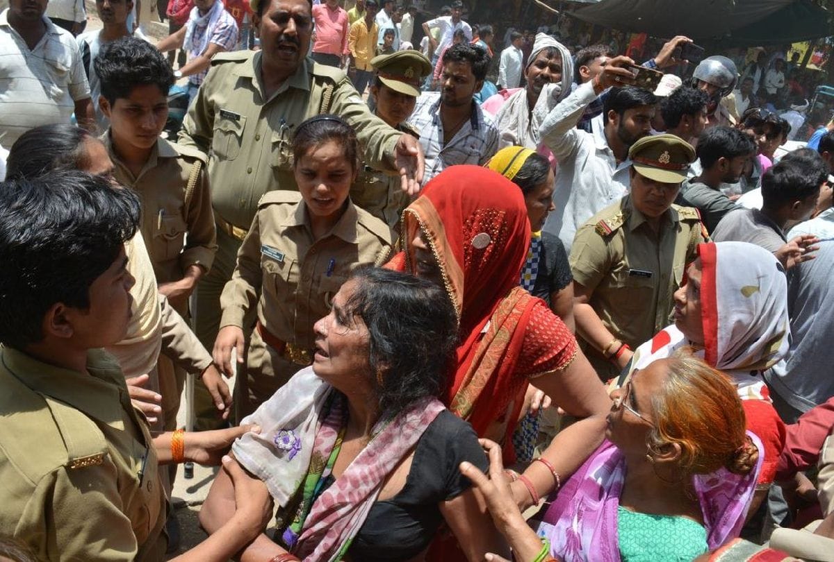 family members protest after youth dies in road accident in firozabad