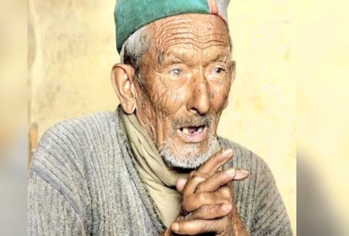 Shyam Saran Negi the first voter of independent India celebrated his 105th birthday by cutting a cake, know his journey so far