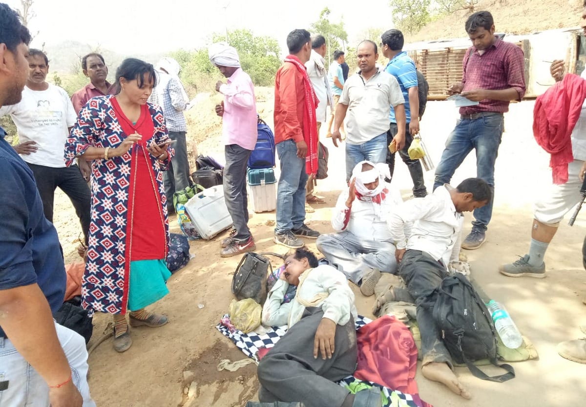 dozon election workers injured in bus accident in sonbhadra