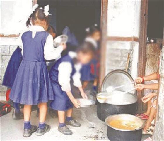 Headmaster stops the salary of suspended teachers