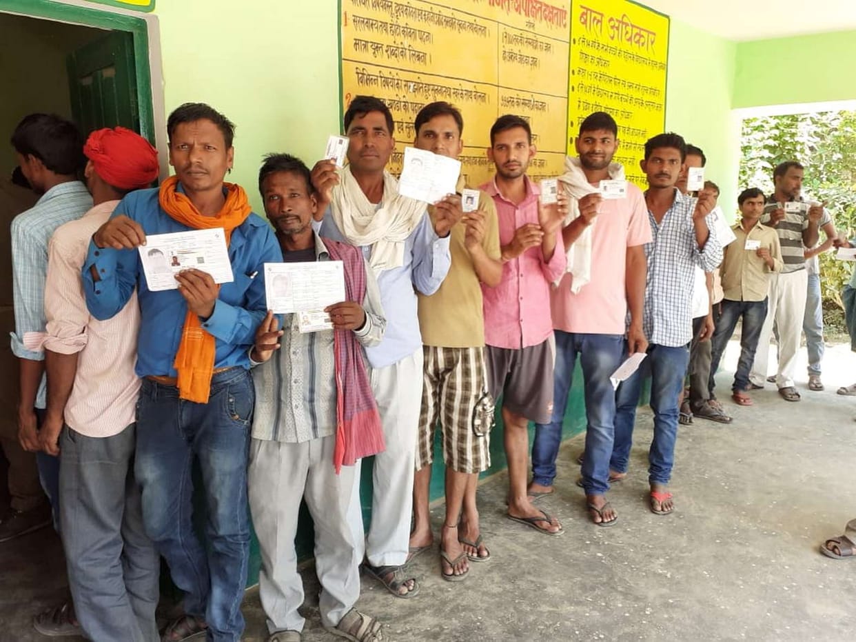बलिया के 10 व सलेमपुर के 15 प्रत्याशियों का भाग्य ईवीएम में बंद