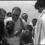 गांधी परिवार के बीच अमिताभ बच्चन (फाइल फोटो)