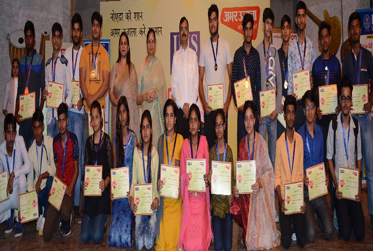 Amar Ujala and IMS Ghaziabad Bhavisya Jyoti program has been awarded to students