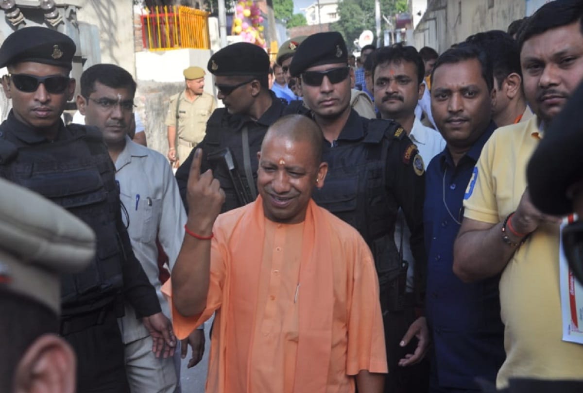 Lok Sabha Elections 2019 Voting For Seventh Phase  yogi Manoj sinha cast his vote