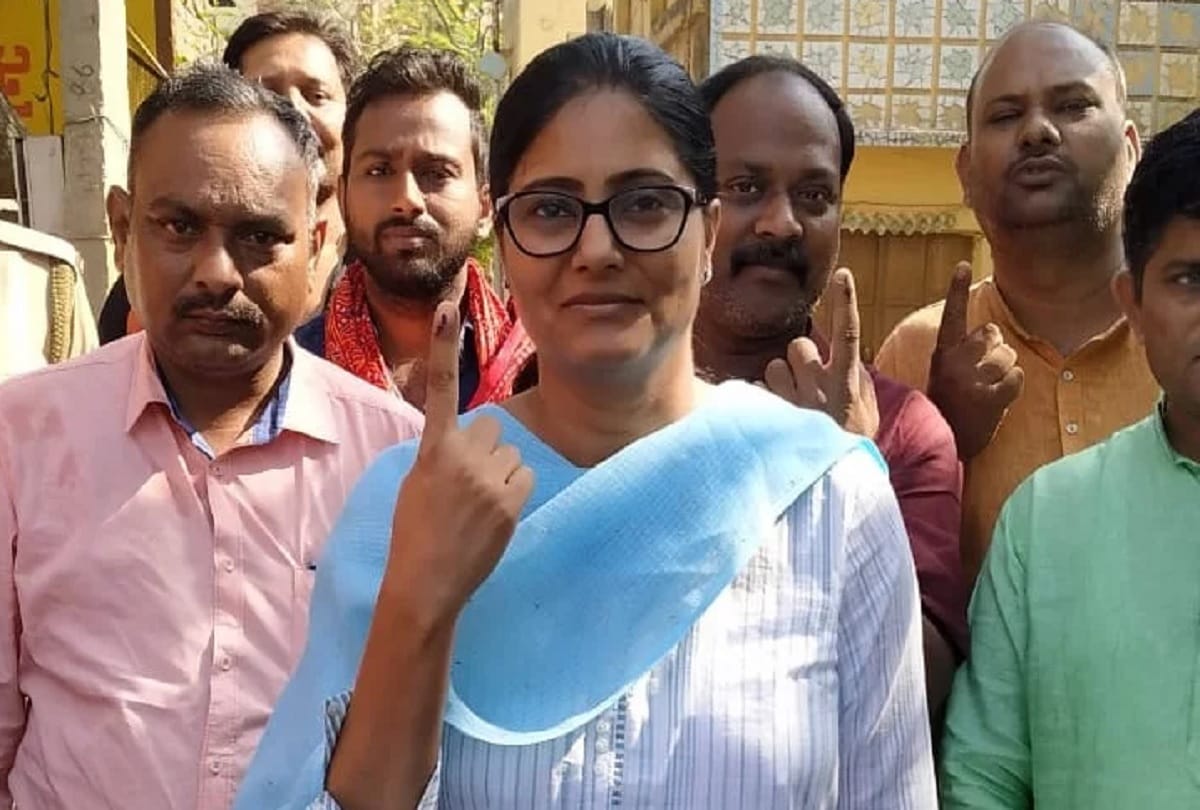 Lok Sabha Elections 2019 Voting For Seventh Phase  yogi Manoj sinha cast his vote