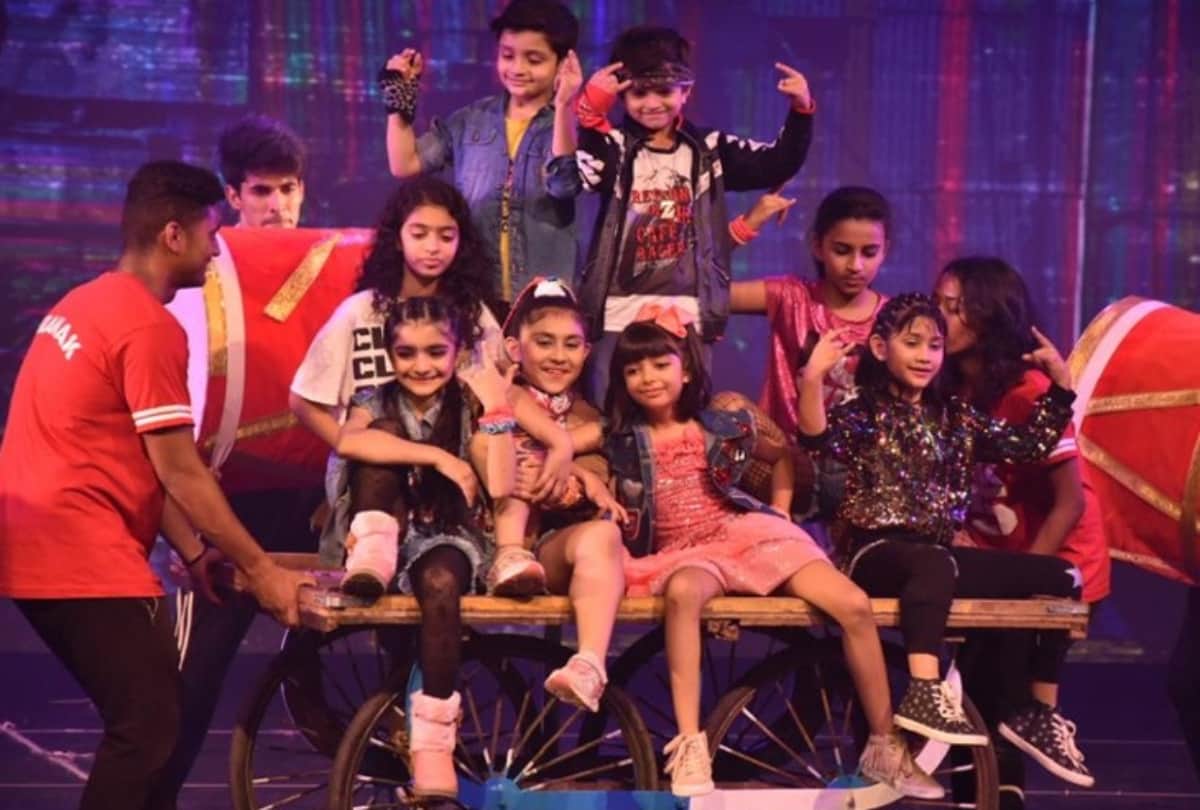 aishwarya and abhishek cheers when aradhaya bachchan dance in shiamak davar school