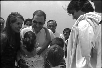 गांधी परिवार के बीच अमिताभ बच्चन (फाइल फोटो)