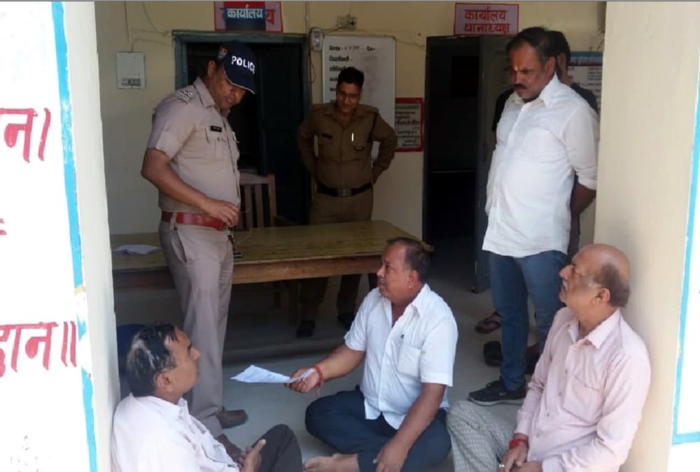 Haridwar Mayor Husband protest in police station with congress workers 