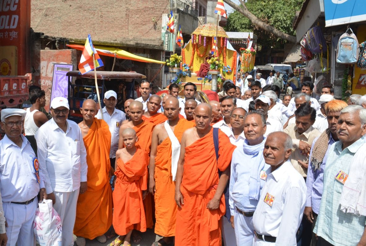 बुद्ध शोभायात्रा में निकालीं संदेशात्मक झांकियां