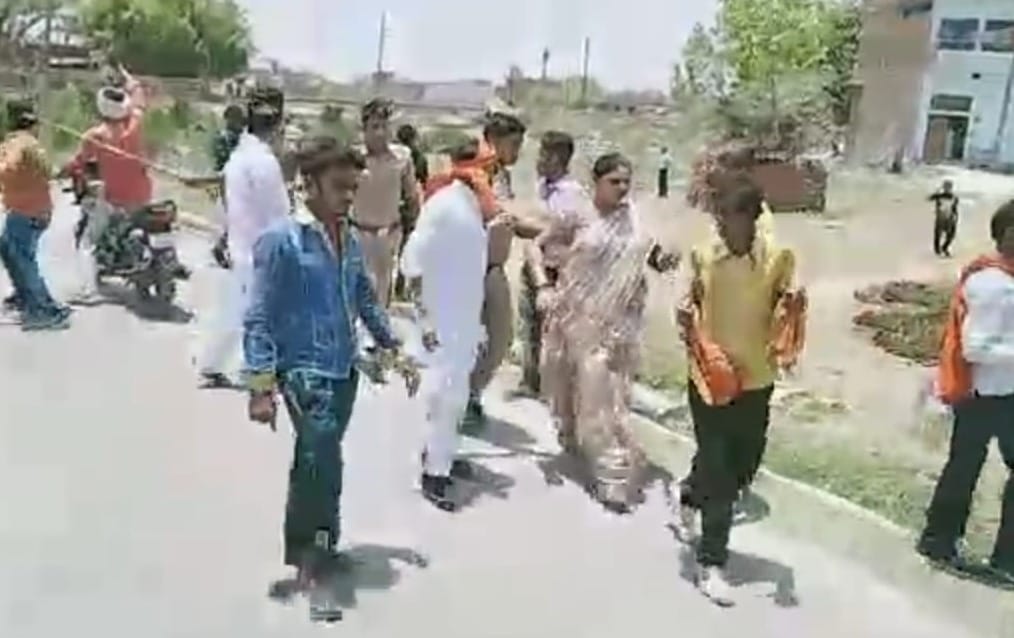 Lok Sabha Elections 2019 7th Phase Voting In chandauli SP BJP worker stoning on MLA