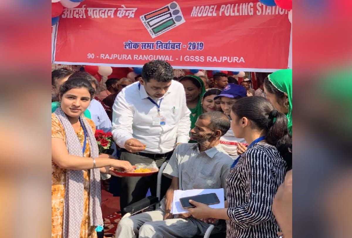 lok sabha election 2019: sdm nalagarh took elderly woman to the polling booth