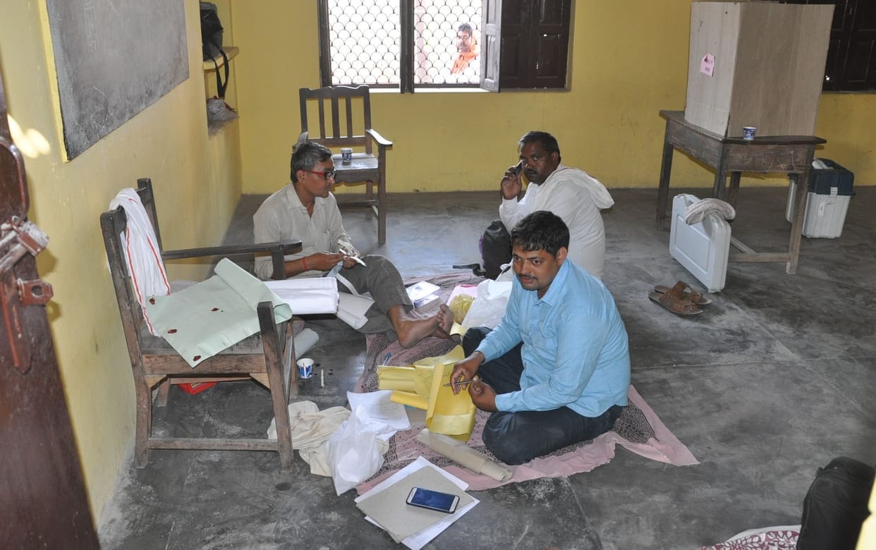 बूथों पर पहुंची पोलिंग पार्टियां