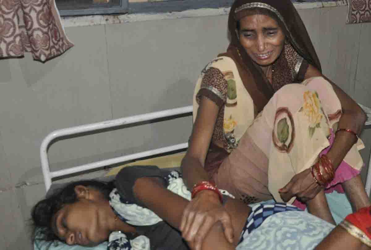 women drink poison with cold drink on gate of prison