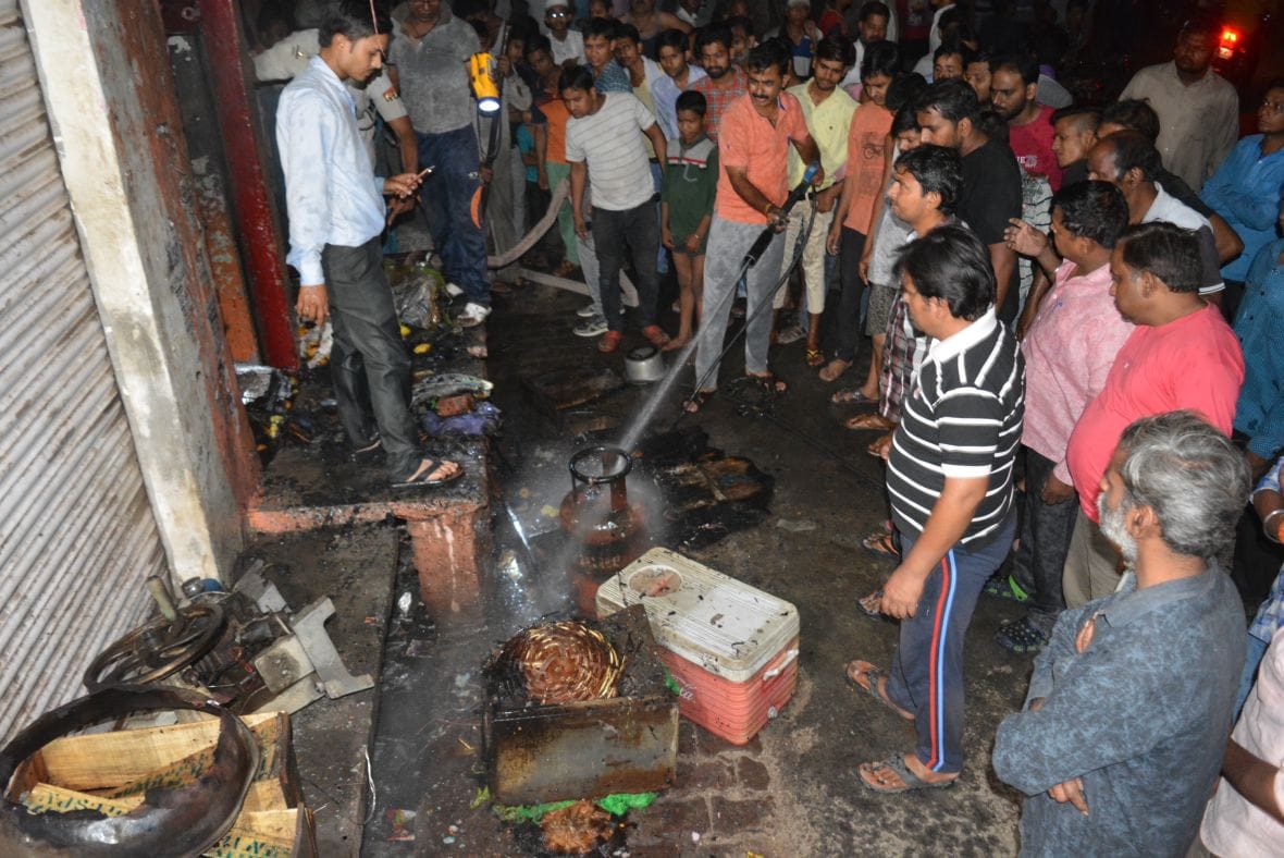 तीन फायर बिग्रेड की गाडियों ने बुझाई फल की दुकान में लगी आग
