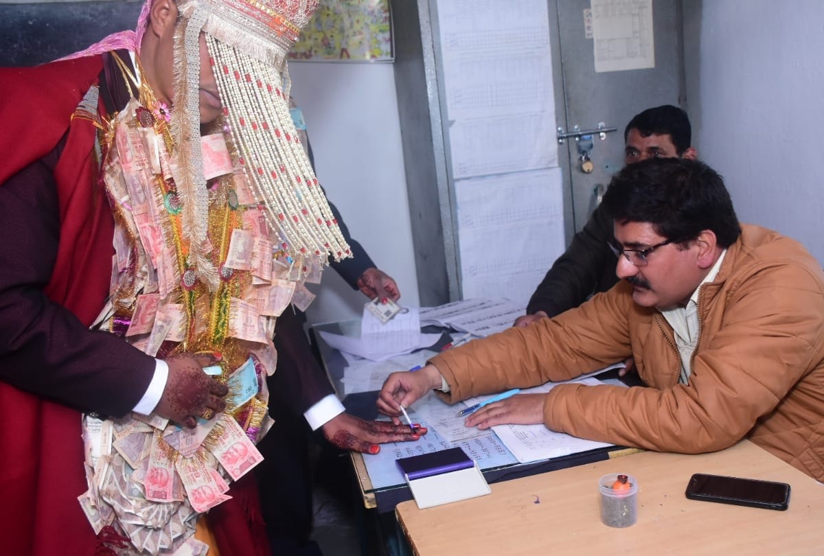 lok sabha sabha election 2019: Before getting married grooms cast vote in himachal